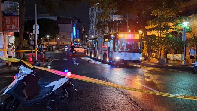 台中市巨业客运305号公车22日晚间9时多行经中区中山路，与2名路人相撞，其中就读东海大学20岁林姓女大生当场被卷入车底，警消赶往现场将人救出，送医仍不治。（民眾提供／冯惠宜台中传真）