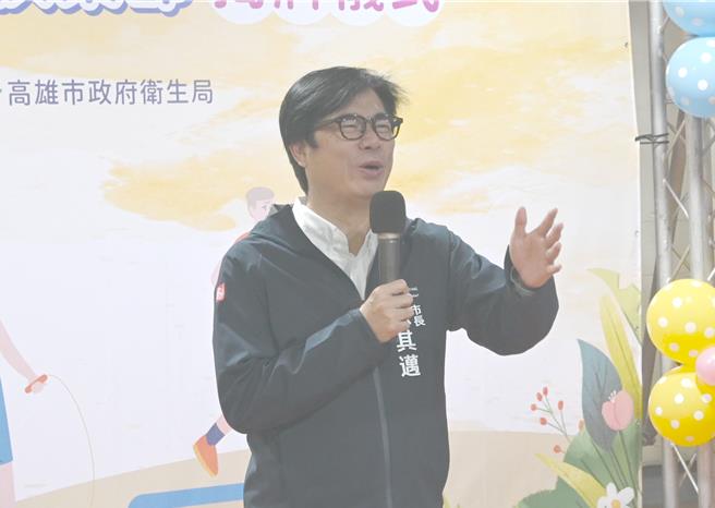 高雄市长陈其迈23日上午出席大树区竹寮幸福社区发展协会揭牌仪式，他鼓励长辈们多活动。（林瑞益摄）