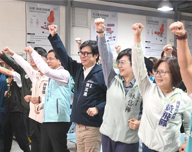 高雄市长陈其迈（前右三）23日上午出席大树区竹寮幸福社区发展协会揭牌仪式，他鼓励长辈们多活动，图为他与大家一起做健康操。（林瑞益摄）