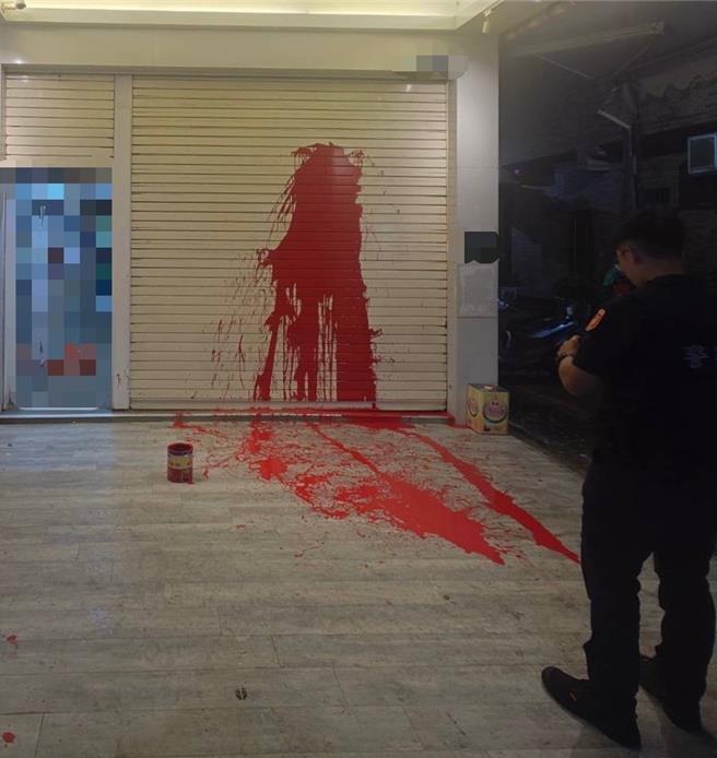 男子疑似因金錢糾紛前往三民區一處通訊行潑漆，讓通訊行大門沾染紅漆。（警方提供／任義宇高雄傳真）