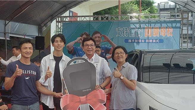 我國拳擊好手林郁婷奪下台灣拳擊史上首面奧運金牌，一路在鶯歌成長的她，今（23）日回到母校鶯歌國中，攜手教練曾自強、新北副市長劉和然及民間善心人士捐贈電動車給學校。（賀培晏攝）