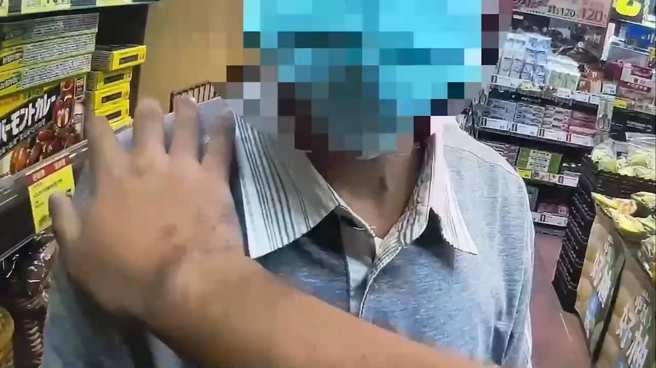 阿北拿了維他命B就想走 ，超商門口警鈴大響慘了，被警方依法送辦。（翻攝畫面）