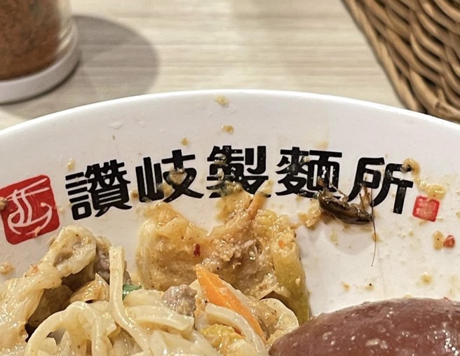 男子昨晚到板桥车站的讚岐制麵所用餐，结果吃到蟑螂。（图／翻摄自爆料公社）