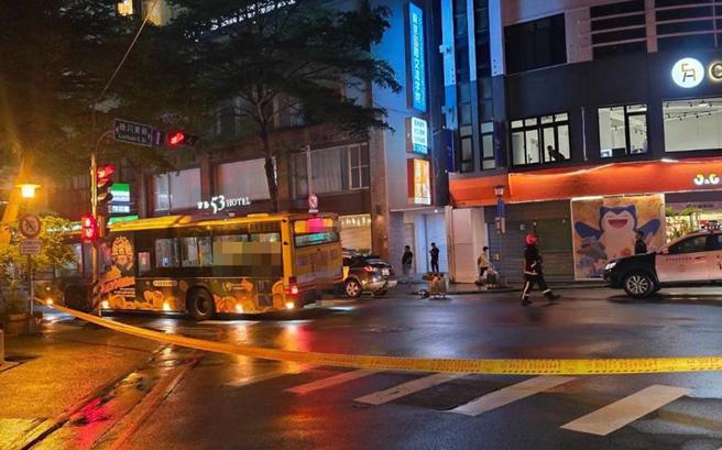 台中市巨業客運305號公車22日晚間行經中區中山路與2名路人相撞，其中就讀東海大學20歲林姓女大生當場被捲入車底，送醫仍不治。（民眾提供／馮惠宜台中傳真）