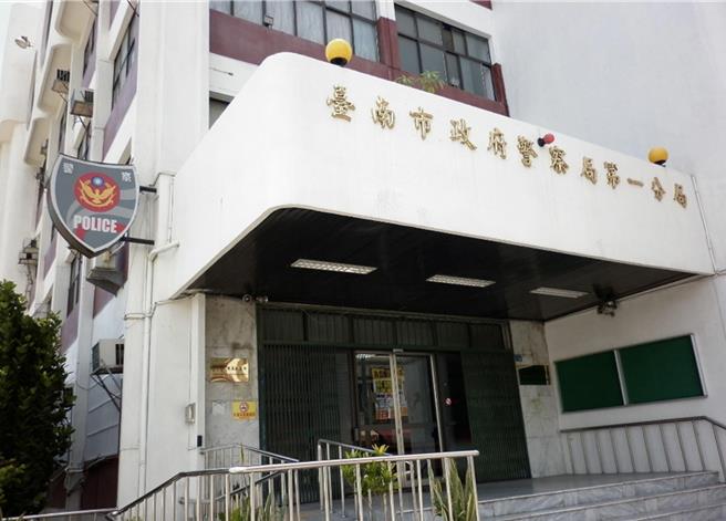 今年2月9日台南市東區一家海產碳烤店發生凶殺命案，被殺害的鄭姓男子家屬控訴市警一分局德高派出所高姓所長現場處置不當，要求調查、處分高所長。一分局強調，全案調查過程符合法令。（本報資料照片）