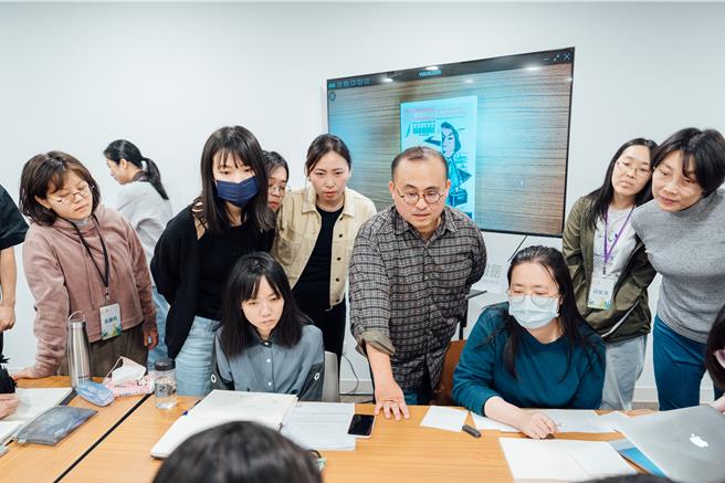 客座讲师Ballboss（右四）运用课堂实作练习，引导及带领学员如何架构故事。（画面翻摄／纪爰高雄传真）