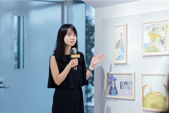 学员奈可可向来参与展览开幕分享会的读者介绍自己的创作作品。（画面翻摄／纪爰高雄传真）