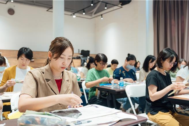 客座讲师林廉恩以实作的形式，分享如何运用复合媒材拼贴的技法呈现故事画面。（画面翻摄／纪爰高雄传真）