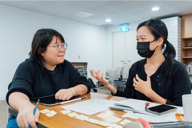 导师周彦彤于个别讨论时间给予学员创作上的建议及回馈。（画面翻摄／纪爰高雄传真）