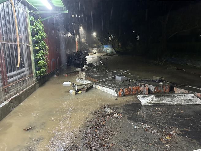 汐止中华街标检局围墙被积水冲倒。（张锦豪提供）