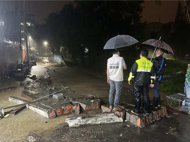 汐止区长林庆丰、新北市议员张锦豪到场了解状况。（张锦豪提供）