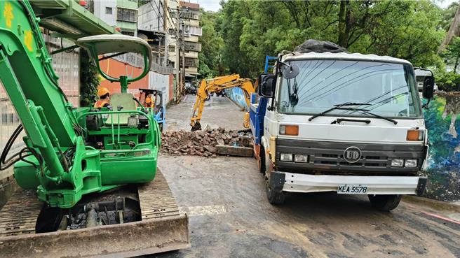 汐止区公所调派人员机具抢通。（汐止区公所提供）