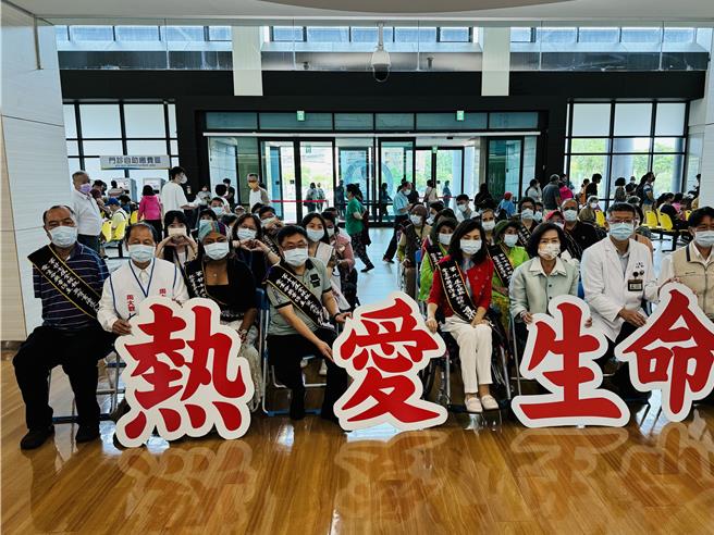 今（23日）天來自世界各地的生命鬥士們聚集於國立陽明交通大學附設醫院，共同推廣透過閱讀來增加抗病的勇氣。（吳佩蓉攝）