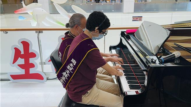 來自墨西哥的八指鋼琴家大衛．岡薩雷斯不僅再度為大家帶來充滿生命力的鋼琴演奏，用音樂為病人帶來色彩和希望，還特別與父親4手聯彈。（吳佩蓉攝）