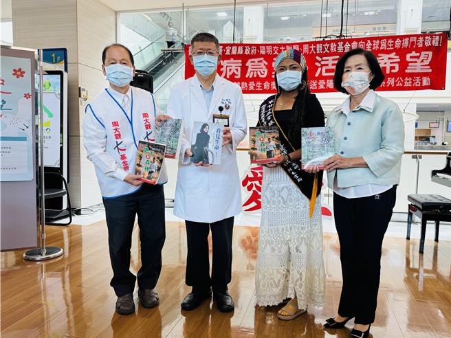 厄瓜多的義肢模特兒黛安娜．阿米霍斯（右二）分享她如何戰勝骨癌，衝破身體與心理的障礙，展現堅強意志。（吳佩蓉攝）