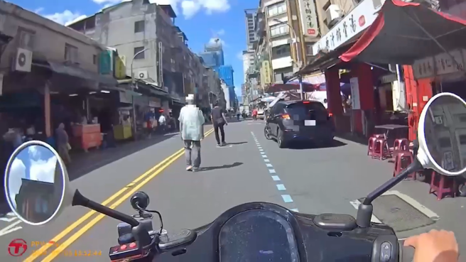 通緝犯藉胞弟身分逃14年， 走在馬路路中遭警識破。（翻攝畫面）