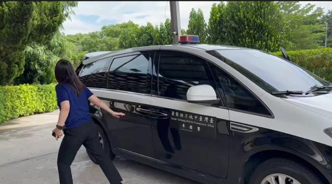 检察官今天上午前往东海殡仪馆相验。（陈淑娥摄）