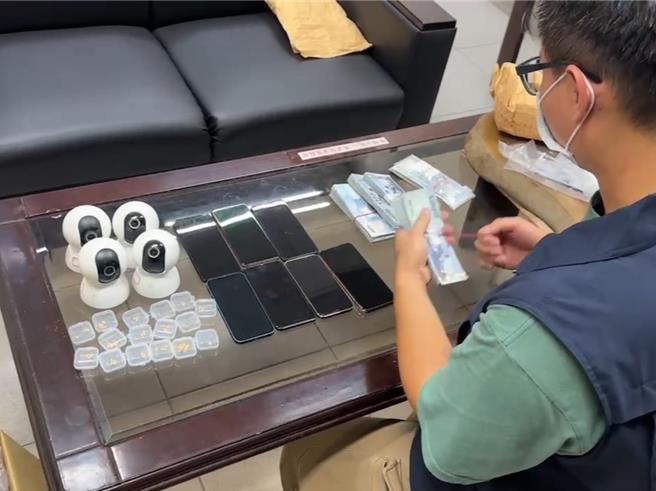 台中市29歲蕭姓男子涉經營賭博機房，以小金飾和超商禮品卡等物吸引賭客下注，刑事局中打於7月和9月發動兩波搜索，拘提蕭等20人並查緝周姓金主與許姓會計等人到案。（民眾提供／潘虹恩台中傳真）