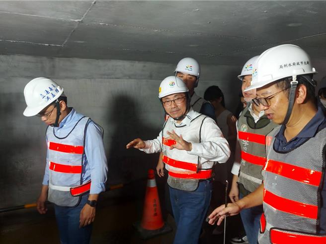 新北市長侯友宜（中）等人23日視察貴子坑溪疏洪箱涵工程進度。（張鎧乙攝）