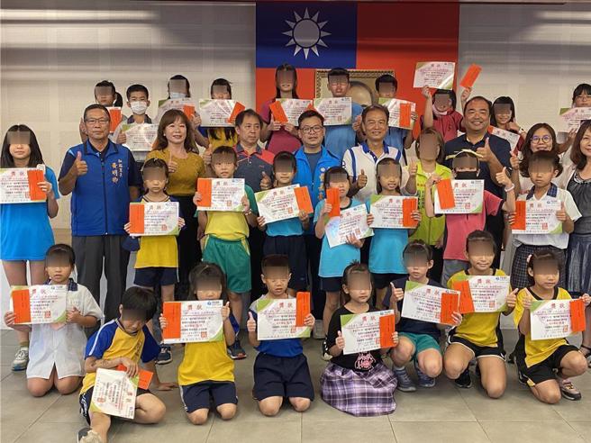 台灣環保研究基金會舉辦「攜手童行環保彩繪」比賽，吸引1700名國小學童參賽，其中有39人獲獎，主辦單位今（23）日在彰化縣議會新會館舉辦頒獎典禮。（葉靜美攝）