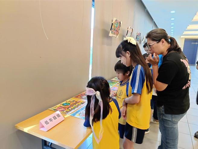 「攜手童行環保彩繪」比賽頒獎典禮今（23）日在彰化縣議會新會館舉辦，學生們參觀得獎作品。（葉靜美攝）