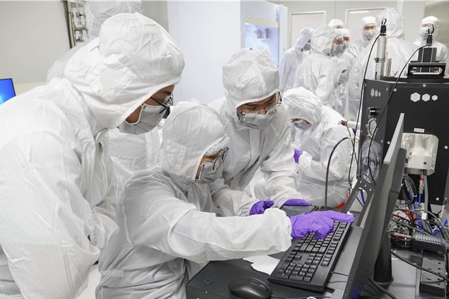 雲嘉南分署攜手成大開辦「半導體製程基礎培訓班」，為貼近半導體製程實務，進到成大南科半導體實驗室，進行元件及量測設備操作。（雲嘉南分署提供／張毓翎台南傳真）