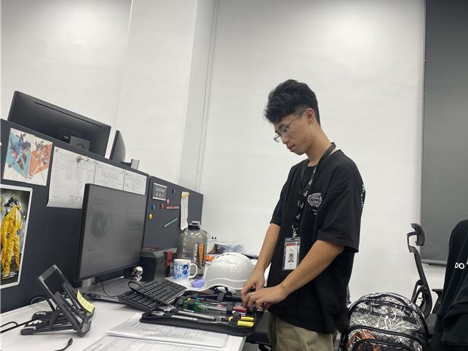 岑姓青年透過「半導體製程基礎培訓班」，學習到扎實的理論知識，還有設備操作的實務經驗，訓後即應徵到半導體供應商工程師。（雲嘉南分署提供／張毓翎台南傳真）