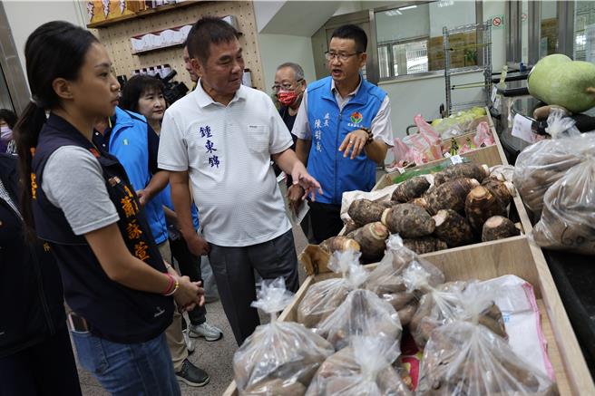 头份市农会社区小铺23日由苗栗县长锺东锦等人揭牌开卖，锺东锦对展售农产品称讚有加。（谢明俊摄）