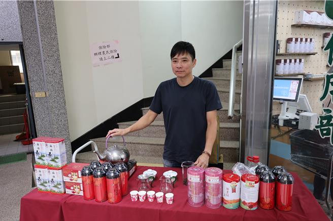 头份市农会社区小铺23日由苗栗县长锺东锦等人揭牌开卖，青农樊代欣生产优质的东方美人茶。（谢明俊摄）