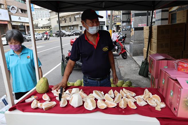 头份市农会社区小铺23日由苗栗县长锺东锦等人揭牌开卖，头份市在地柚农生产优良文旦柚。（谢明俊摄）