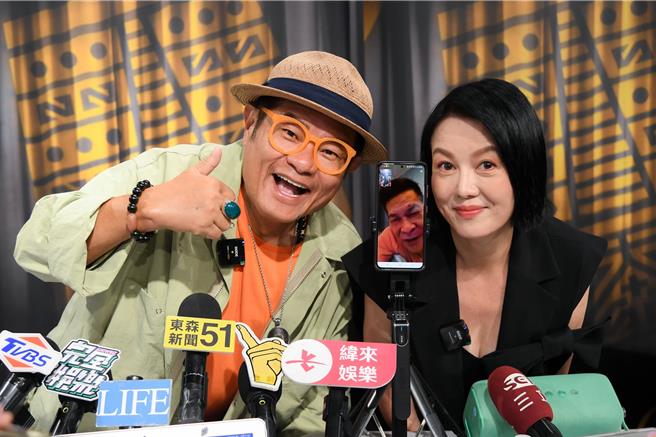 许效舜（左）、苗可丽（右）与人在大陆的澎恰恰视讯同框。（三立提供）
