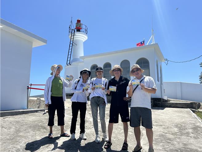 2024年9月23日澎湖县／爱要即时，七美灯塔明信片传情倒数中，航港局提醒把握今年这最后一个周末例假日限定开放时间。（航港局提供／许逸民澎湖传真）