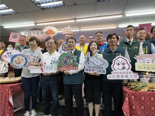 台南市政府觀光旅遊局將從10月至12月開辦8大主題16場次共360個名額的「台灣好行」公車體驗遊程，並搭配各種組合的限量自由行套票，以及限量版「熟客計畫」，希望帶領大家體驗台南的多種玩法。（洪榮志攝）