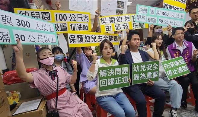 设加油站离幼儿园仅隔8公尺，桃绿营民代吁市府重视幼儿安全。（吕筱蝉摄）