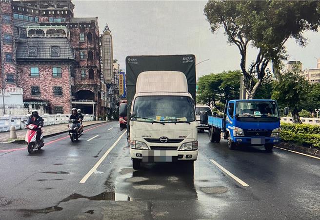 吴男22日上午9时许驾驶小货车，突然停在台南市中西区中华西路二段外侧车道上静止不动，警方到场已无意识，送医不治。（读者提供／程炳璋台南传真）