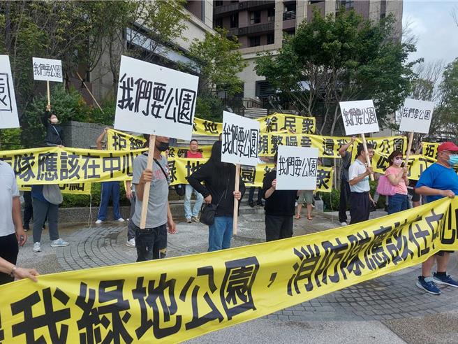 附近住戶拉布條抗議泰山分隊動土。（張鎧乙攝）