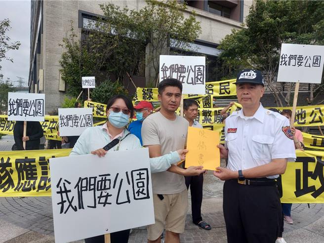 新北市消防局派員接受陳情書。（張鎧乙攝）