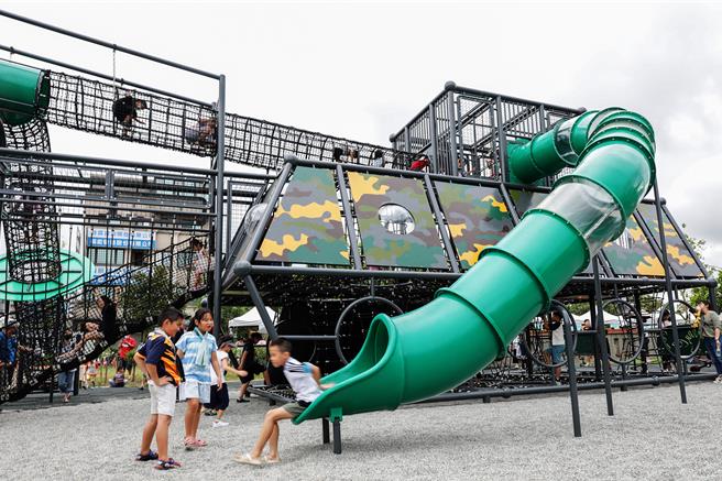 新竹县政府推动一乡镇一特色公园计画，湖口乡首座特色公园「装甲战车造型游戏场」日前完工启用。（罗浚滨摄）