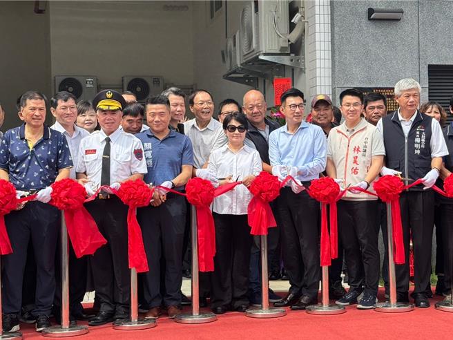 台中市消防局第四救灾救护大队大肚分队新厅舍23日上午落成，台中市长卢秀燕与立法院副院长江启臣、立委顏宽恒、多位市议员和地方乡亲到场同庆。（潘虹恩摄）