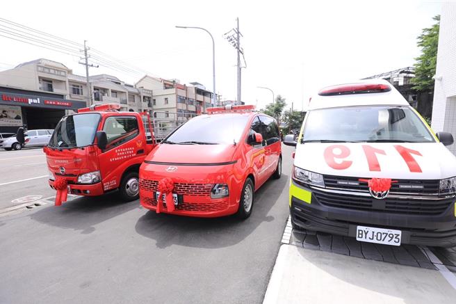台中市消防局第四救灾救护大队大肚分队新厅舍23日上午落成，善心企业及热心团体热心也藉厅舍落成捐赠高顶救护车、消防警备车和各式器材等。（中市消防局提供／潘虹恩台中传真）