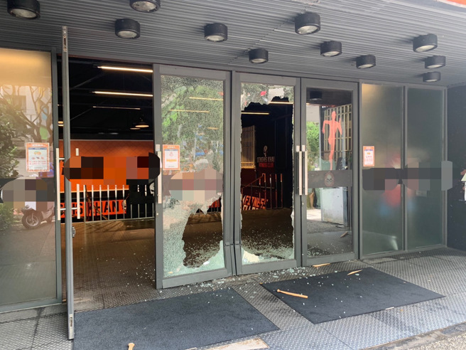 知名网红馆长陈之汉开设在林口分店的健身房「成吉思汗」，今上午遭陈男恶意砸店。（图 / 刘咏韵翻摄）