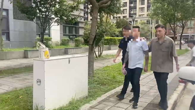 警方押送陈嫌至分局时，只见他神情肃穆，脸上未见丝毫怯意，当现场记者询问犯案原因，陈则回应，「我来给我自己讨公道的」。（图 / 刘咏韵翻摄）