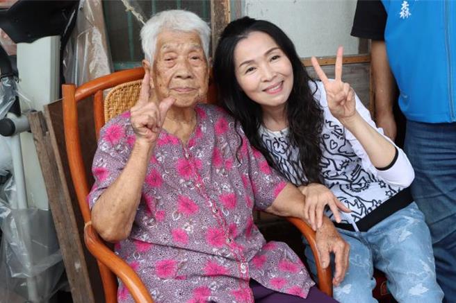 苗栗县长夫人陈美琦重阳敬老23日探视南庄乡百岁人瑞姑婆林锺贞妹。（苗栗县政府提供／谢明俊苗栗传真）