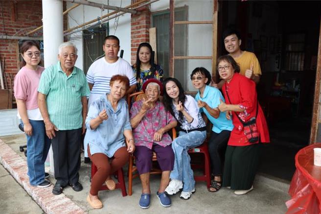 苗栗县长夫人陈美琦重阳敬老23日探视南庄乡百岁人瑞姑婆林锺贞妹。（苗栗县政府提供／谢明俊苗栗传真）