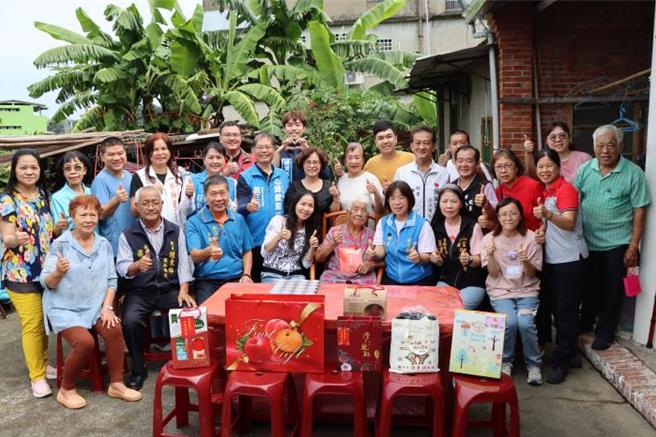 苗栗县长夫人陈美琦重阳敬老23日探视南庄乡百岁人瑞姑婆林锺贞妹。（苗栗县政府提供／谢明俊苗栗传真）