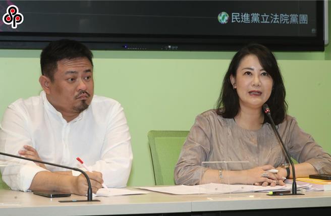 蓝白立委上周五联手退回总预算案，对此，民进党立院党团干事长吴思瑶（右）、副干事长洪申翰（左）23日召开舆情回应记者会，吴思瑶表示，主要仍是希望协商来解决，而行政部门也会以沟通、对话做为第一优先，至于是否要提释宪，吴说，编预算是行政权，民进党团将尊重行政部门的决定。（刘宗龙摄）