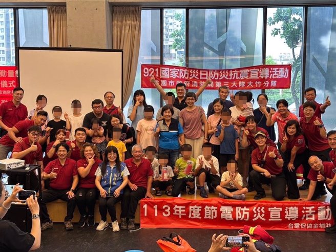 桃园市政府消防局第三大队大竹分队特地于21日举办国家防灾日主题宣导活动，以提升市民的防灾抗震意识并促进全民参与。（大竹消防分队提供）