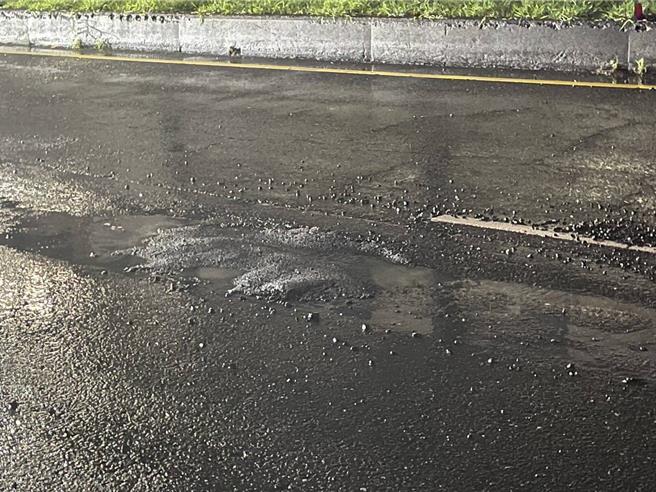 公路單位派員緊急搶修，將路面回填，維護用路人安全。（民眾提供／郭良傑高雄傳真）