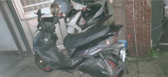 2名機車騎士撞到坑洞摔車受傷，車子也受損。（民眾提供／郭良傑高雄傳真）