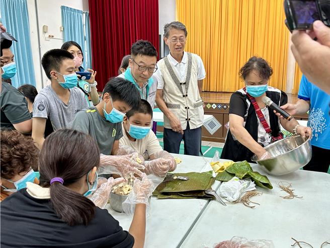 銅門國小校長許順欽（右二）與學童手作太魯閣族傳統「香蕉飯」。（王志偉攝）